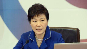 朴 대통령 ‘일 잘한다’ 44% vs ‘못한다’ 45%, 이유는…