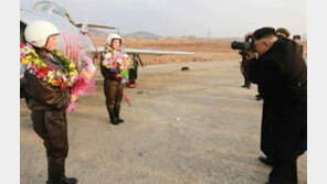 전투기 女조종사 사진 찍어주는 김정은