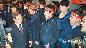 노조 농성 속에 하영구 은행연합회장 선출