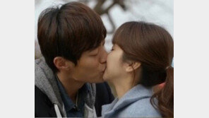 ‘열애 한 달째’ 이희준-김옥빈, 프라하 여행… 네티즌이 ‘발견’