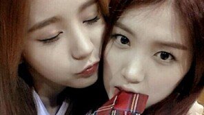 헬로비너스, 교복 셀카 공개… 넥타이를 입술에 물고 ‘깜짝’