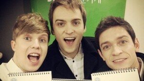 ‘비정상회담’ 줄리안·기욤·다니엘, 달력 사인회 인증샷… 4분 만에 완판