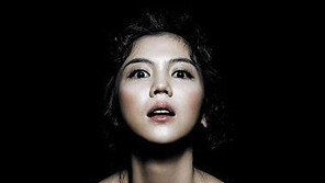 ‘이희준과 열애’ 김옥빈, 파격 포즈로 풍만한 가슴라인 드러낸 채…