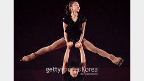 [화보] 아이스 댄싱 커플 ‘아찔한 손 위치’