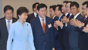 朴대통령 “공직자, 다른 곳서 기쁨 느끼면 탈선”