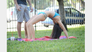 [화보] 리사 오피, 공원서 요가 삼매경