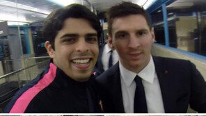 바르셀로나 열성팬, 선수들과 같은 비행기 ‘횡재’…“셀카봉을 꺼내라”