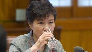 ‘비선실세’ 의혹 파문 탓? 朴대통령 지지율 42%…2%P 하락