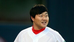 [포토] ‘야구대제전’ 오재일, 2사 만루에서 삼진 아웃 ‘아쉬움 숨긴 미소’