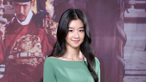 서예지, 30년 된 재봉틀에 손가락 관통 부상