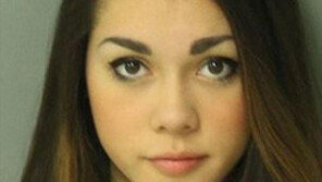 “나 귀엽지?” 18세 女, 경찰에 체포되고 찍힌 사진 ‘자랑질’