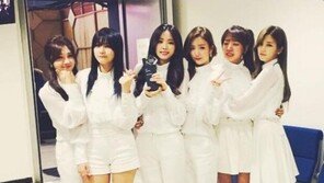 ‘인기가요’ 에이핑크, 1위 기념 인증샷… 순백의 여신미모 ‘눈길’