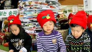 ‘책으로 만든 트리’ 지혜가 주렁주렁