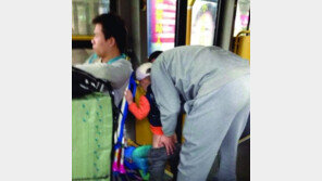 달리는 버스서 아들 소변보게 한 부모 ‘비난’… “내려서 볼일 봤어야지”