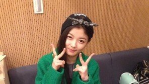 김유정 ‘컬투쇼’ 인증샷 보니…인형 미모 자랑하며 ‘브이’