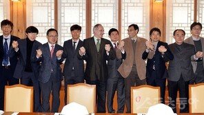 슈틸리케 감독 “축구에 정치 개입…안타깝다”