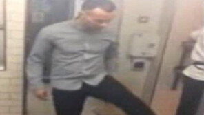 [영상] ‘맨유 레전드’ 긱스, 감자 리프팅 선보여…녹슬지 않은 발재간