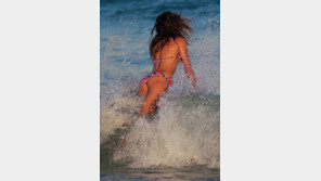 [화보] 섹시 서퍼 아나스타샤, 탄력 넘치는 구릿빛 몸매