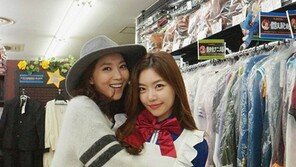 ‘황재균과 경기 관람’ 오윤아, 메이드복 의상 레이디제인과 인증샷