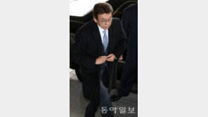 드디어 모습 드러낸 정윤회, 검찰 출석…청와대 인사와 접촉한 적 있나? 묻자