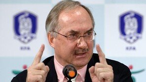 슈틸리케 감독 “박주영·정성룡 비난 이제 그만”