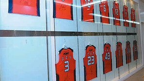 “라틀리프 장염? 쉬어… 안되겠다, 전시 유니폼 꺼내와”