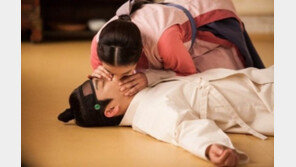 왕의 얼굴 조윤희, 인공호흡도 키스로 승화?…러브라인 가속도