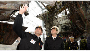 천안함 살펴보는 26개국 주한 외국대사관 무관들