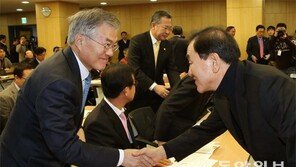 문재인-이재오 개헌공감 악수