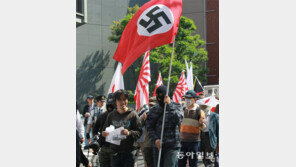 [책의 향기]음모론 사회에선 두 진영만 존재… 적군과 아군