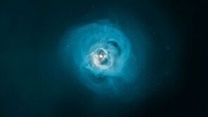 암흑물질 신호 발견, 70년 전 나온 이론과 일치 ‘우주 실마리 풀릴까’
