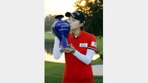 ‘폭풍샷’ 김효주, 달콤한 우승 키스