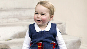 英 로열 베이비 사진 공개… 옷값 14만원 