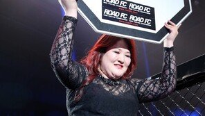 송가연, 라운드걸로 나선 ‘절친’ 이국주 응원 받았지만…사토미에 아쉬운 패배