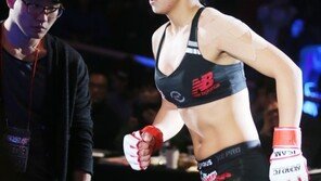 송가연, 사토미에 팔 심하게 꺾이며 TKO패…‘시작부터 난타전’