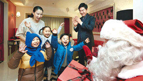 호텔방으로 산타 오셨네