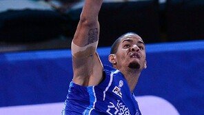 [V리그 엿보기] 새끼손가락 모양·위치가 ‘블로킹 방향’ 결정한다