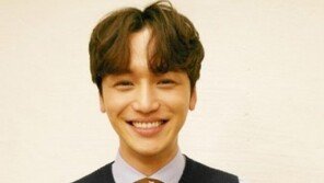 변요한 5대5 가르마 타고 환한 미소 “팬카페 여러분 감사합니다”