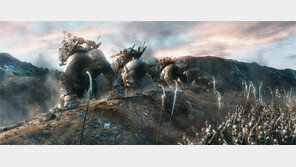 장대한 풍광아래 호쾌한 전투… ‘호빗 대장정’ 화려한 피날레 