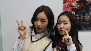 ‘선암여고 탐정단’ 진지희-혜리, 애교 가득 인증샷 ‘깜찍’
