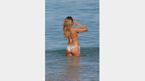 [화보] 우크라이나 모델, 우월한 비키니 뒷태 포착