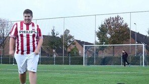 [영상] ‘호날두는 잊어라’ 뚱보 일반인의 무회전킥 화제