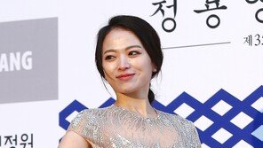 ‘청룡영화제’ 조여정-천우희, 똑같은 드레스 입고 등장해…“이게 무슨 일?”