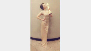 ‘여우주연상’ 천우희, 트로피에 입맞춤… 우아한 자태로 ‘만끽’