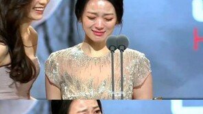 ‘청룡영화제’ 여우주연상 천우희, “유명하지 않은 제가 받다니…” 눈물