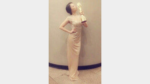 ‘청룡영화제’ 여우주연상 천우희, 인증샷 공개… “소감 준비 못해 아쉬워”