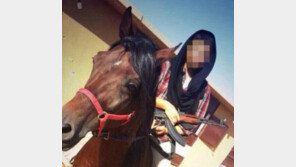 한국인 추정 IS대원 사진 공개… 두건 쓰고 소총 든 채 말타고 있는 동양인 男