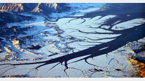 꽁꽁 얼어붙은 전북 군산 새만금 인근