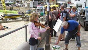 10대 소녀, 길거리 바이올린 연주로 모은 기금 어디에… “감동!”