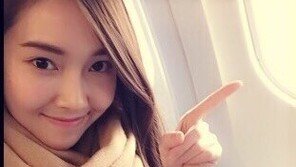 ‘타일러권과 동거설’ 제시카, 비행기 셀카… 물오른 미모
